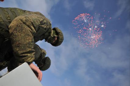 Екатеринбург. Артиллеристы Центрального военного округа (ЦВО) во время проведения финальной тренировки для отработки слаженности действий солютных расчетов и синхронности выстрелов праздничного салюта в Екатеринбурге в честь Дня защитника Отчества