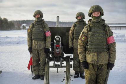 Екатеринбург. Артиллеристы Центрального военного округа (ЦВО) у пушек ЗИС-3 во время проведения финальной тренировки для отработки слаженности действий солютных расчетов и синхронности выстрелов праздничного салюта в Екатеринбурге в честь Дня защитника Отчества