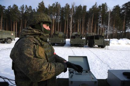 Екатеринбург. Артиллеристы Центрального военного округа (ЦВО) во время проведения финальной тренировки для отработки слаженности действий солютных расчетов и синхронности выстрелов праздничного салюта в Екатеринбурге в честь Дня защитника Отчества