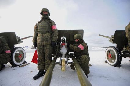 Екатеринбург. Артиллеристы Центрального военного округа (ЦВО) стреляют из пушек ЗИС-3 во время проведения финальной тренировки для отработки слаженности действий солютных расчетов и синхронности выстрелов праздничного салюта в Екатеринбурге в честь Дня защитника Отчества