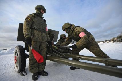 Екатеринбург. Артиллеристы Центрального военного округа (ЦВО) стреляют из пушек ЗИС-3 во время проведения финальной тренировки для отработки слаженности действий солютных расчетов и синхронности выстрелов праздничного салюта в Екатеринбурге в честь Дня защитника Отчества