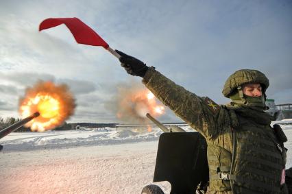 Екатеринбург. Артиллеристы Центрального военного округа (ЦВО) стреляют из пушек ЗИС-3 во время проведения финальной тренировки для отработки слаженности действий солютных расчетов и синхронности выстрелов праздничного салюта в Екатеринбурге в честь Дня защитника Отчества