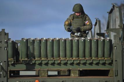 Екатеринбург. Артиллеристы Центрального военного округа (ЦВО) заряжает салютную установку 2А85 во время проведения финальной тренировки для отработки слаженности действий солютных расчетов и синхронности выстрелов праздничного салюта в Екатеринбурге в честь Дня защитника Отчества