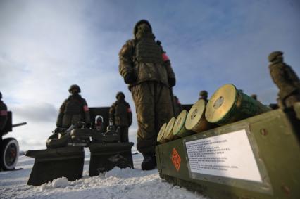 Екатеринбург. Артиллеристы Центрального военного округа (ЦВО) у пушек ЗИС-3 во время проведения финальной тренировки для отработки слаженности действий солютных расчетов и синхронности выстрелов праздничного салюта в Екатеринбурге в честь Дня защитника Отчества