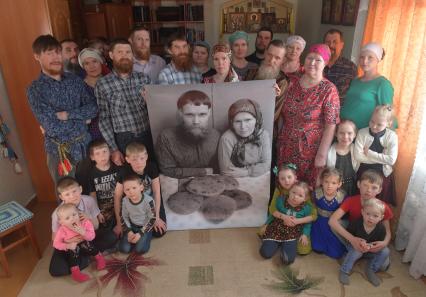 Красноярский край, пос. Бурный.  Семья старообрядцв  с фотографией родителей - Филимона  и Прасковьи Вершининых .