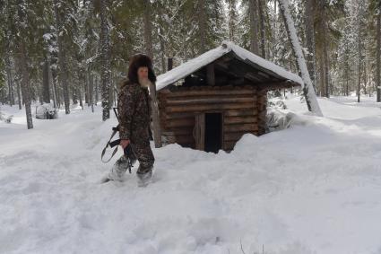 Красноярский край, пос. Бурный.  Охотник в лесу.