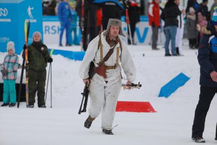 Красноярск. Участник массовой лыжной гонки `Лыжня России`. В этом году праздник лыжного спорта посвящен 75-летию Победы в Великой Отечественной войне.