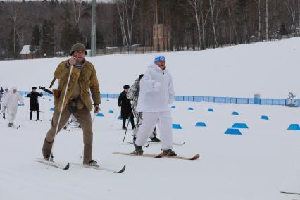 Красноярск. Участники массовой лыжной гонки `Лыжня России`. В этом году праздник лыжного спорта посвящен 75-летию Победы в Великой Отечественной войне.