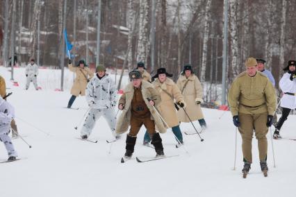 Красноярск. Мэр Красноярска Сергей Еремин (в центре) во время массовой лыжной гонки `Лыжня России`. В этом году праздник лыжного спорта посвящен 75-летию Победы в Великой Отечественной войне.