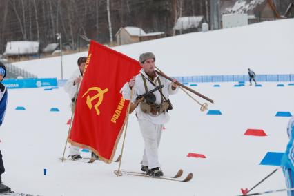 Красноярск. Участник массовой лыжной гонки `Лыжня России`. В этом году праздник лыжного спорта посвящен 75-летию Победы в Великой Отечественной войне.