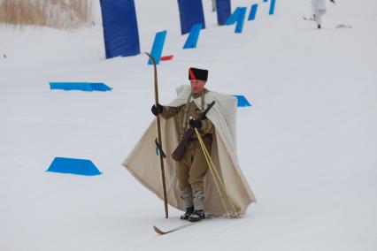 Красноярск. Участник массовой лыжной гонки `Лыжня России`. В этом году праздник лыжного спорта посвящен 75-летию Победы в Великой Отечественной войне.