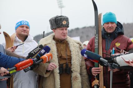 Красноярск. Мэр Красноярска Сергей Еремин (в центре) во время массовой лыжной гонки `Лыжня России`. В этом году праздник лыжного спорта посвящен 75-летию Победы в Великой Отечественной войне.