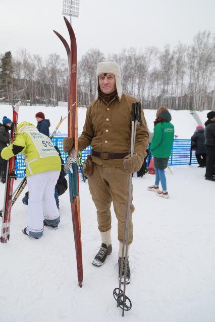 Красноярск. Участник массовой лыжной гонки `Лыжня России`. В этом году праздник лыжного спорта посвящен 75-летию Победы в Великой Отечественной войне.