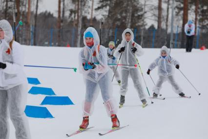 Красноярск. Участники массовой лыжной гонки `Лыжня России`. В этом году праздник лыжного спорта посвящен 75-летию Победы в Великой Отечественной войне.