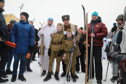 Красноярск. Мэр Красноярска Сергей Еремин (в центре) во время массовой лыжной гонки `Лыжня России`. В этом году праздник лыжного спорта посвящен 75-летию Победы в Великой Отечественной войне.