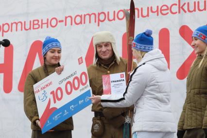 Красноярск. Участники массовой лыжной гонки `Лыжня России`. В этом году праздник лыжного спорта посвящен 75-летию Победы в Великой Отечественной войне.