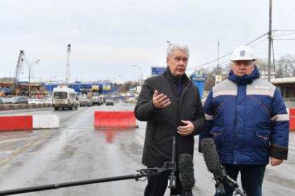 Москва.  Мэр Москвы Сергей Собянин и заместитель генерального директора по производству компании `Мостотрест` Андрей Струк (слева направо)  на строительной площадке транспортной развязки на пересечении Московской кольцевой автодороги (МКАД) с Волоколамским шоссе.