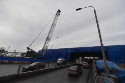 Москва.  Строительство транспортной развязки на пересечении Волоколамского шоссе с Московской кольцевой автодорогой (МКАД).