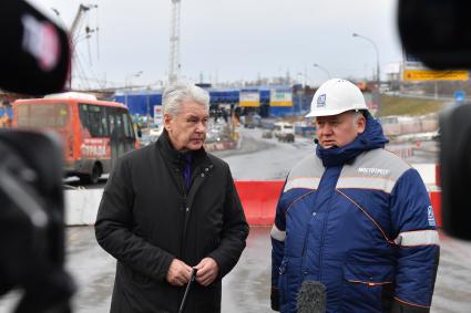 Москва.  Мэр Москвы Сергей Собянин и заместитель генерального директора по производству компании `Мостотрест` Андрей Струк (слева направо)  на строительной площадке транспортной развязки на пересечении Московской кольцевой автодороги (МКАД) с Волоколамским шоссе.