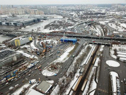 Москва.  Строительство транспортной развязки на пересечении Волоколамского шоссе с Московской кольцевой автодорогой (МКАД).