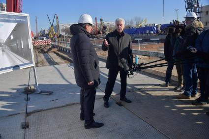 Москва. Генеральный директор АО `Мосинжпроект` Марс Газизуллин и Мэр Москвы Сергей Собянин (слева направо) на строительной площадке станции Московского метрополитена `Кленовый бульвар`.