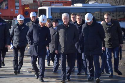 Москва. Мэр Москвы Сергей Собянин ( в центре) на строительной  площадке  станции Московского метрополитена `Кленовый бульвар`.