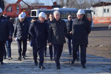 Москва. Мэр Москвы Сергей Собянин ( в центре) на строительной  площадке  станции Московского метрополитена `Кленовый бульвар`.