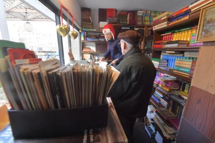 Москва. Покупатели в книжном павильоне  на фестивале `Букинист` на Новом Арбате.