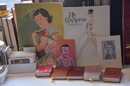 Москва. В книжном павильоне на фестивале `Букинист` на Новом Арбате.