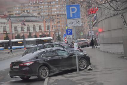 Москва.  Платная парковка на одной из улиц города.