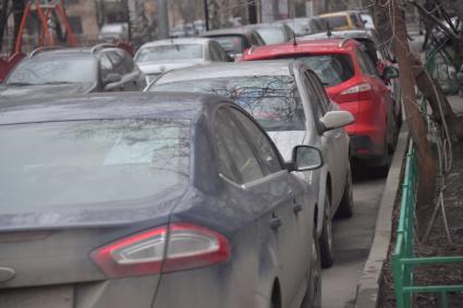 Москва. Припаркованные автомобили на тротуаре.