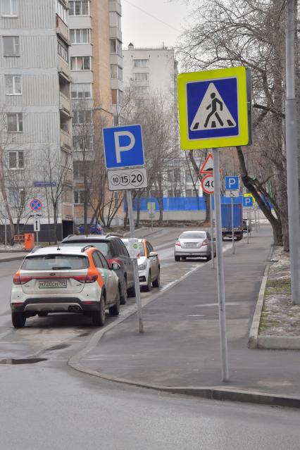 Москва.  Платная парковка на одной из улиц города.