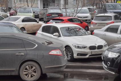 Москва. Припаркованные автомобили во дворе жилого дома.