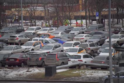 Москва. Автомобильная парковка на одной из улиц города.