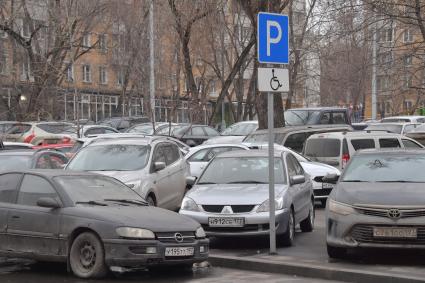 Москва. Автомобильная парковка на одной из улиц города.