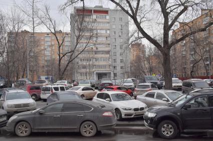 Москва. Припаркованные автомобили во дворе жилого дома.