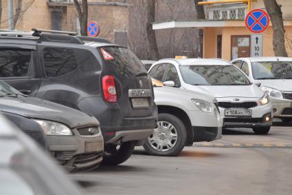 Москва. Припаркованные автомобили во дворе жилого дома.