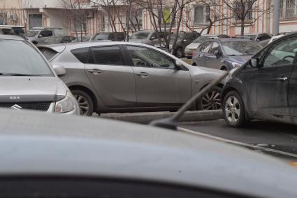 Москва. Припаркованные автомобили во дворе жилого дома.