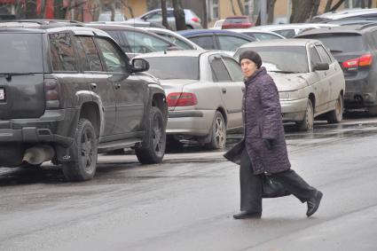 Москва. Припаркованные автомобили на одной из улиц города.