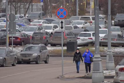 Москва. Автомобильная парковка на одной из улиц города.