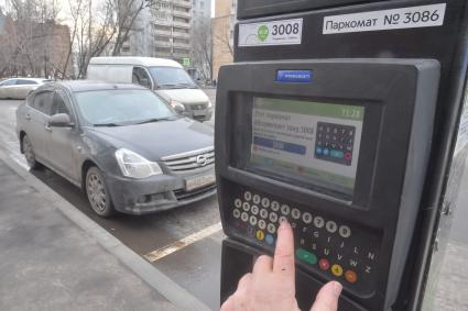 Москва.  Паркомат в зоне платной парковки на одной из улиц города.