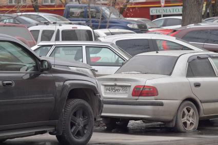 Москва. Припаркованные автомобили во дворе жилого дома.