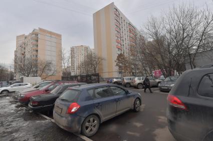 Москва. Припаркованные автомобили во дворе жилого дома.