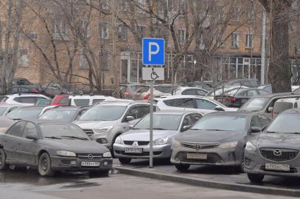 Москва. Автомобильная парковка на одной из улиц города.