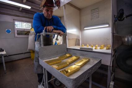 Красноярск. В одном из цехов предприятия Красцветмет  по производству аффинированных драгоценных металлов и  изделий из них.