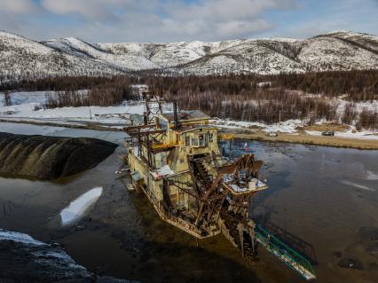 Магаданская область.  Золотодобывающая драга на реке.