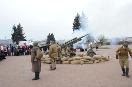 Санкт-Петербург. Реконструкция работы зенитного расчета 86 мм зенитного орудия на Марсовом поле в день 76-летия полного освобождения Ленинграда от фашистской блокады.