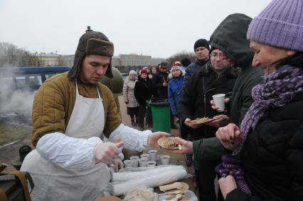 Санкт-Петербург.  Работа полевой армейской кухни на Марсовом поле в день 76-летия полного освобождения Ленинграда от фашистской блокады.