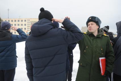 Екатеринбург. Студенты Технического университета УГМК во время строевой подготовки в 29-й отдельной бригаде РХБЗ, во время двухдневных военных сборов