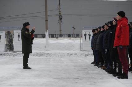 Екатеринбург. Студенты Технического университета УГМК во время строевой подготовки в 29-й отдельной бригаде РХБЗ, во время двухдневных военных сборов